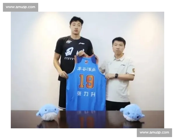 四川男篮新秀首训别开生面:笔墨启新章,书写篮球新未来 四川男篮新秀首训别开生面:笔墨启新章,书写篮球新未来